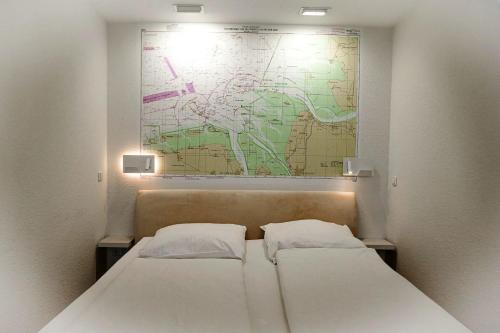 um quarto com duas camas e um mapa na parede em Strandhochhaus SHC3 em Cuxhaven