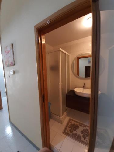 ein Bad mit einem Waschbecken und einem Spiegel in der Unterkunft Civico 32 in Molfetta