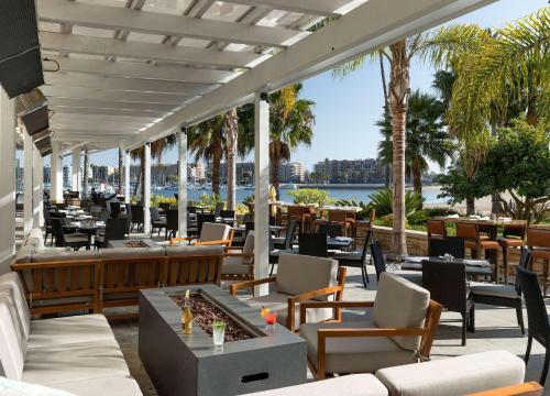 een restaurant met uitzicht op het water bij Jamaica Bay Inn Marina Del Rey Tapestry Collection by Hilton in Los Angeles