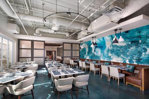 Nhà hàng/khu ăn uống khác tại Jamaica Bay Inn Marina Del Rey Tapestry Collection by Hilton