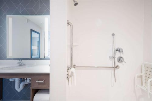 y baño con ducha y lavamanos. en Homewood Suites By Hilton Sunnyvale-Silicon Valley, Ca, en Sunnyvale