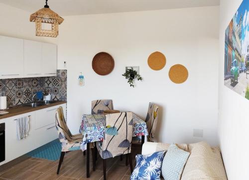 eine Küche und ein Esszimmer mit einem Tisch und Stühlen in der Unterkunft Casa di Indiana in Baratili San Pietro