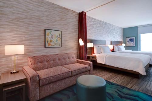 pokój hotelowy z łóżkiem i kanapą w obiekcie Home2 Suites By Hilton Kalamazoo Downtown, Mi w mieście Kalamazoo