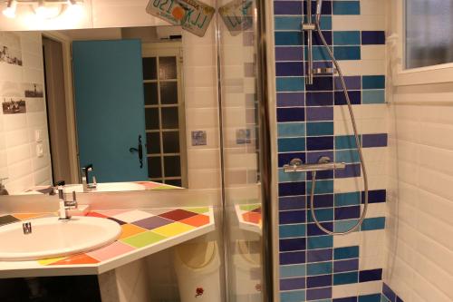 une salle de bain avec une douche en verre et un lavabo dans l'établissement Maison familiale avec piscine hors sol, à Saint-Vincent-de-Tyrosse