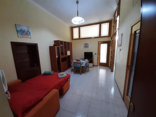 Zimmer mit einem Bett und einem Tisch in der Unterkunft Civico 32 in Molfetta
