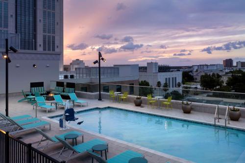 une piscine sur le toit d'un immeuble dans l'établissement Home2 Suites by Hilton Orlando Downtown, FL, à Orlando