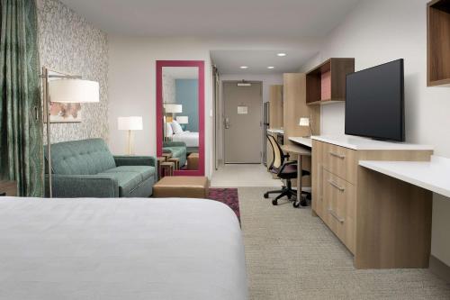 Télévision ou salle de divertissement dans l'établissement Home2 Suites by Hilton Orlando Downtown, FL