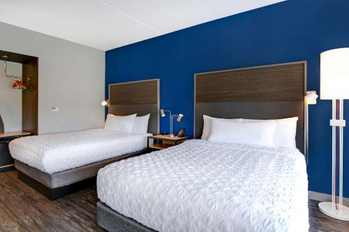 Postel nebo postele na pokoji v ubytování Tru By Hilton Macon North, Ga