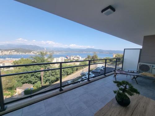 un ampio balcone con vista sull'acqua di Appartement terrasse spacieuse, vue mer & clim ad Ajaccio