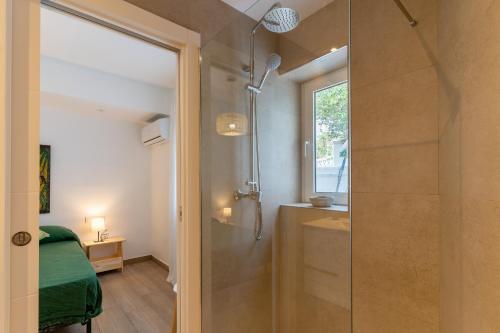 uma casa de banho com um chuveiro e uma porta de vidro em Villa JAS San Juan em La Venteta