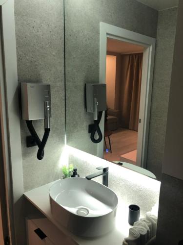 une salle de bain avec un lavabo et un miroir dans l'établissement EllA, à Nice