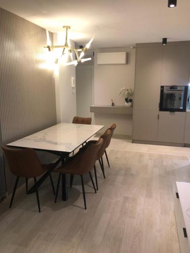 une salle à manger avec une table et des chaises et une cuisine dans l'établissement EllA, à Nice