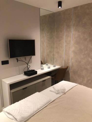 - une chambre avec un bureau, une télévision et un lit dans l'établissement EllA, à Nice