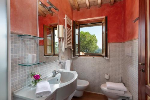 a bathroom with a sink and a toilet at Villa Monte Bottigli in Diaccialone