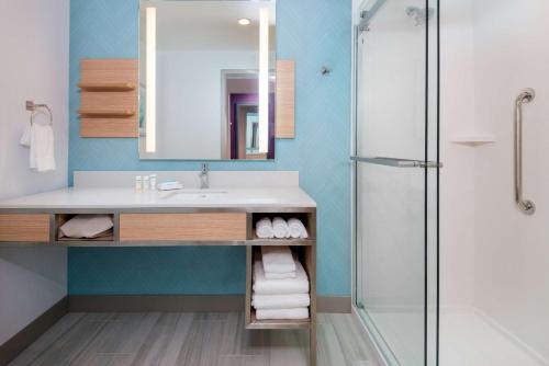 y baño con lavabo y ducha. en Hilton Garden Inn Panama City Airport, Fl, en Panama City