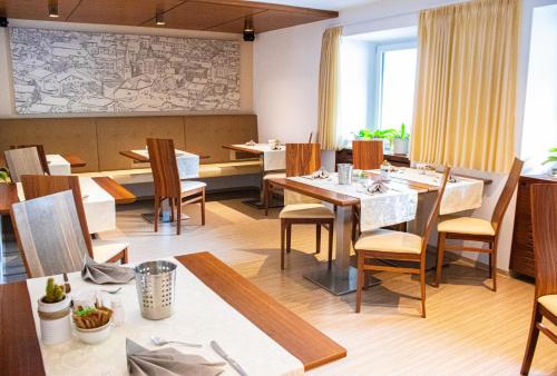 a dining room with tables and chairs in a restaurant at Garni Apparthotel St Valentin in San Valentino alla Muta