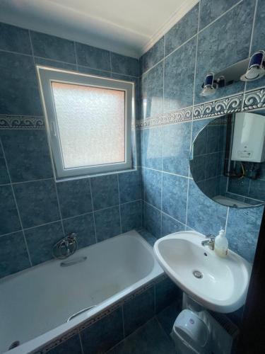 ein Badezimmer mit einer Badewanne, einem Waschbecken und einer Badewanne in der Unterkunft Vanessza apartman in Siófok