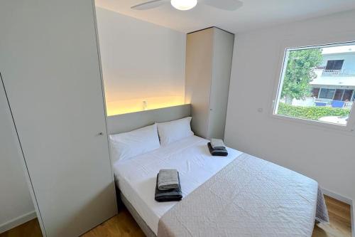 Un pequeño dormitorio con una cama con un teléfono. en T3 B - Best place in Cala-Montgo beach Appartment with 3 beds, Air Conditioner & private parking, en Torroella de Montgrí