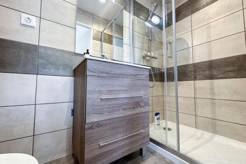 ein Bad mit einer Dusche und einer Glastür in der Unterkunft T3 B - Best place in Cala-Montgo beach Appartment with 3 beds, Air Conditioner & private parking in Torroella de Montgrí