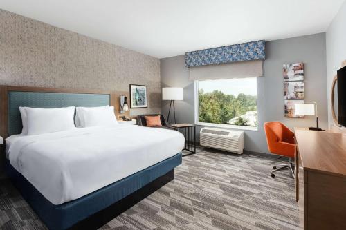 Habitación de hotel con cama grande y ventana en Hampton Inn Bellingham Airport, WA, en Bellingham