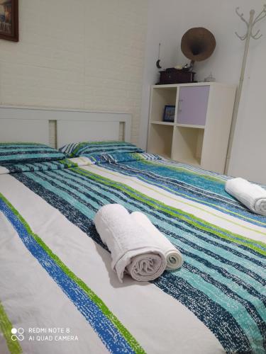 ein Bett mit Handtüchern darüber in der Unterkunft דירה נעימה ומפנקת באזור יפו in Tel Aviv