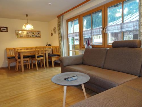 een woonkamer met een bank en een tafel bij Ferienhaus Sommer in Pfronten