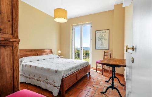 um quarto com uma cama, uma mesa e uma janela em Castagno em Capranica