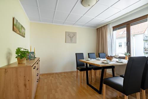 - une salle à manger avec une table et des chaises dans l'établissement Ferienwohnung Suhl/ Wichtshausen, à Suhl