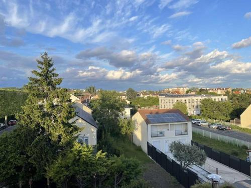 une maison avec des panneaux solaires sur le toit dans l'établissement Studio cosy à 25mn de Paris, à Argenteuil