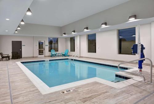 a large pool in a hotel room with at Home2 Suites By Hilton Bentonville Rogers in Bentonville