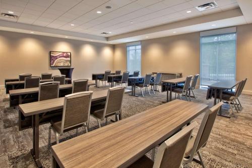 a classroom with tables and chairs in a room at Hilton Garden Inn Columbus Easton, Oh in Columbus