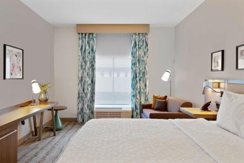 Кровать или кровати в номере Hilton Garden Inn Houston Medical Center, TX
