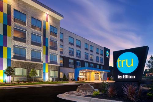 un edificio de hotel con un cartel de televisión delante en Tru by Hilton Lithia Springs, GA en Lithia Springs