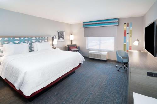 een hotelkamer met een groot bed en een televisie bij Hampton Inn Greer Greenville, Sc in Greer