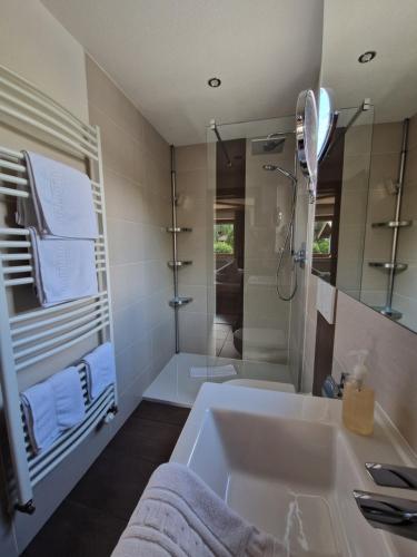 La salle de bains est pourvue d'un grand lavabo et d'une douche. dans l'établissement Gästehaus Schoeneweiß, à Ehrwald