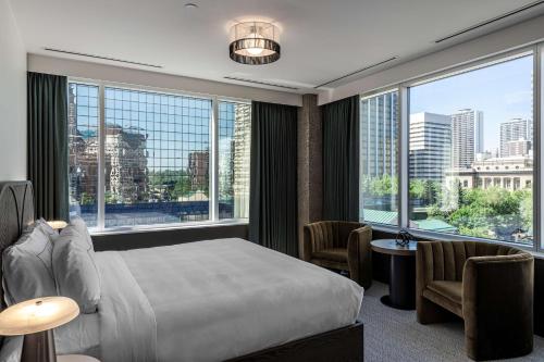 Postel nebo postele na pokoji v ubytování The Westley Calgary Downtown, Tapestry Collection By Hilton