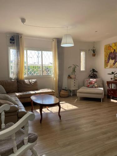 - un salon avec un canapé et une table dans l'établissement דירה נעימה ומפנקת באזור יפו, à Tel Aviv
