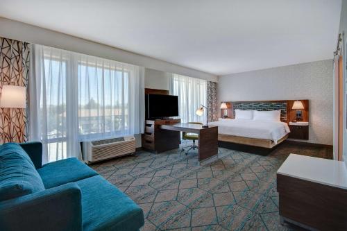 サニーベールにあるHampton Inn & Suites Sunnyvale-Silicon Valley, Caのベッドとソファ付きのホテルルーム