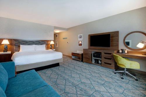 a hotel room with a bed and a flat screen tv at Hampton Inn & Suites Sunnyvale-Silicon Valley, Ca in Sunnyvale