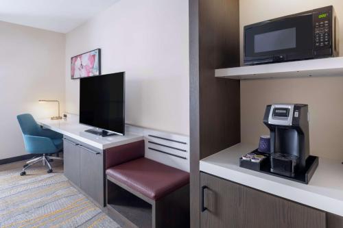 a room with a desk with a computer and a printer at Hilton Garden Inn Chino Hills Pomona CA in Pomona