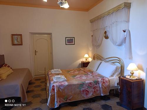 sypialnia z łóżkiem i 2 lampkami na stołach w obiekcie Angelina Antica Dimora w mieście Terracina