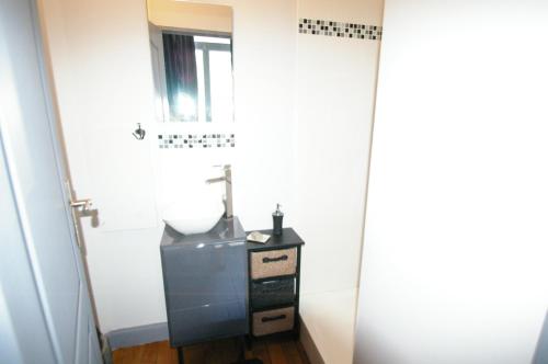 niewielka łazienka z umywalką i oknem w obiekcie LA FAYETTE w mieście Reims