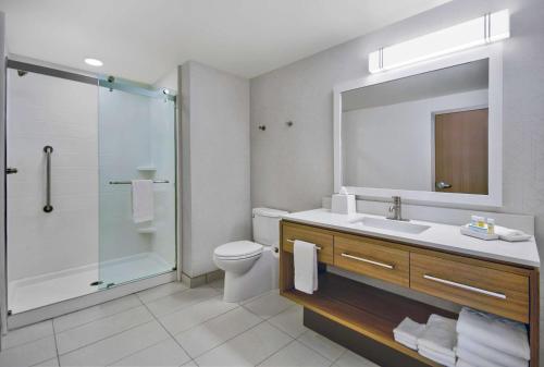 e bagno con servizi igienici, lavandino e doccia. di Home2 Suites By Hilton Whitestown Indianapolis Nw a Whitestown