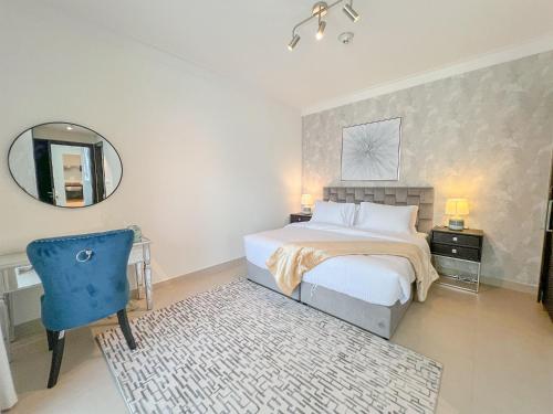 - une chambre avec un lit, un miroir et une chaise dans l'établissement Cosmos Living - Dubai Creek Harbour, à Dubaï