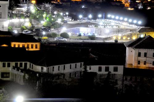 Nespecifikovaný výhled na destinaci Gjirokastër nebo výhled na město při pohledu z hotelu