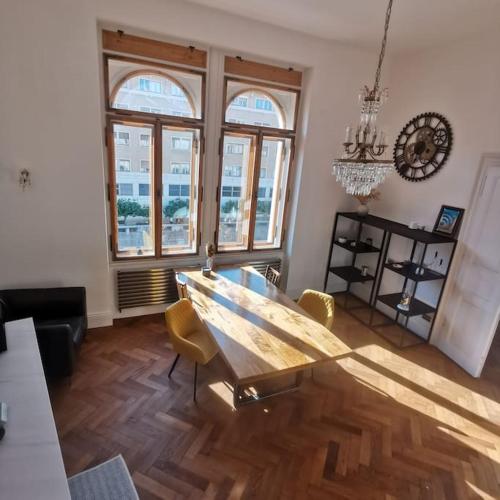 ein Wohnzimmer mit einem Holztisch und Stühlen in der Unterkunft philip mansion in Ljubljana