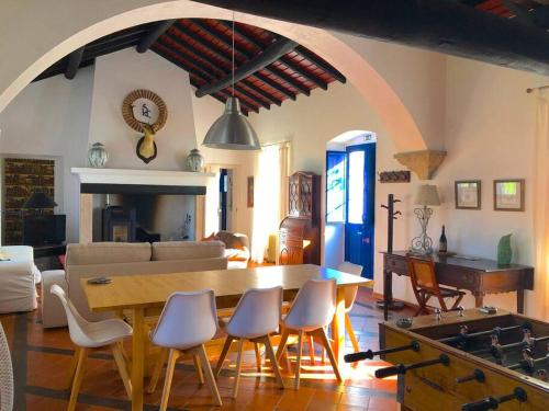 波塔萊格雷的住宿－Casa no Campo T3 e Piscina de PortusAlacer，客厅配有木桌和椅子