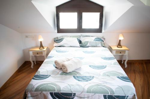 een slaapkamer met een bed met handdoeken erop bij La Cizaña Dúplex By Holiday Homes Málaga in Torremolinos