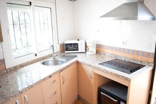 Køkken eller tekøkken på La Cizaña Dúplex By Holiday Homes Málaga