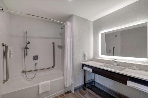 bagno con vasca, lavandino e doccia di Hampton Inn & Suites Burlington, Ontario, Canada a Burlington